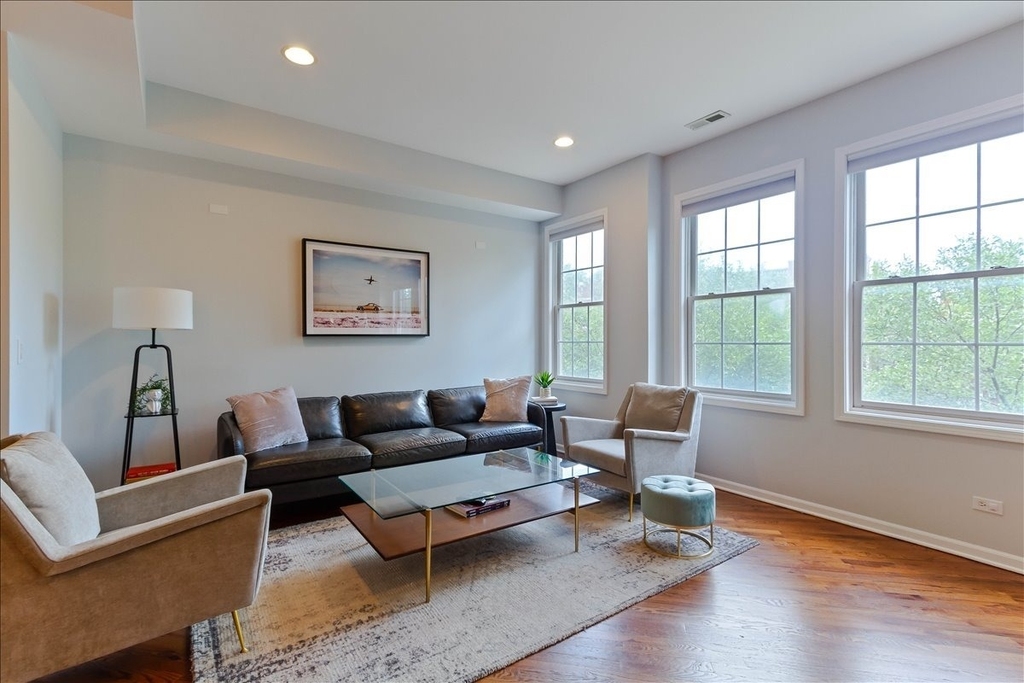 7028 N Ridge Boulevard - Photo 2
