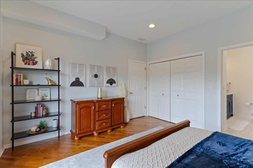7028 N Ridge Boulevard - Photo 8