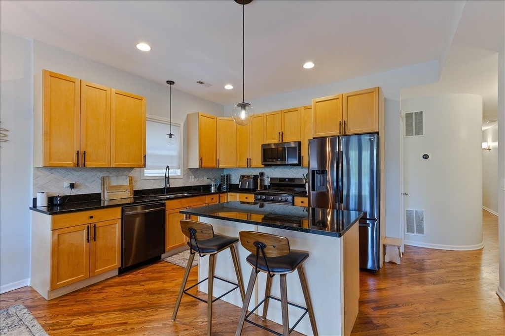 7028 N Ridge Boulevard - Photo 5