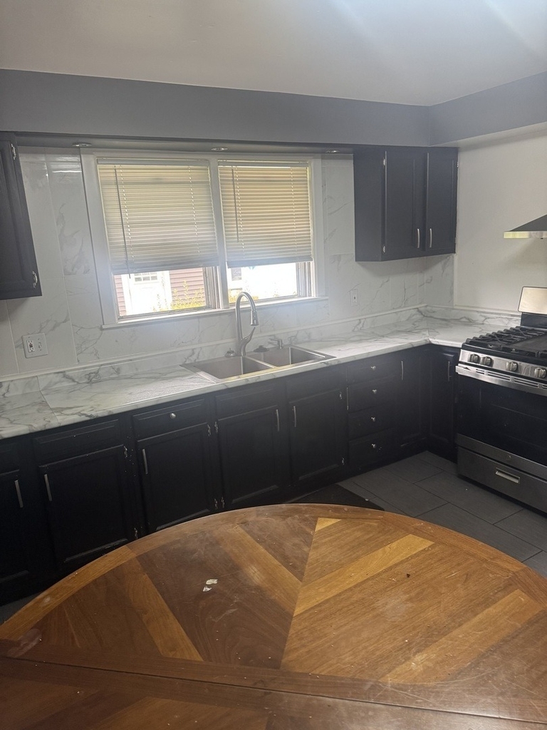 208 1/2 Blackstone Street - Photo 3