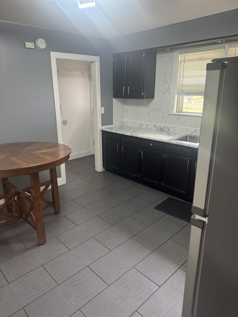 208 1/2 Blackstone Street - Photo 2