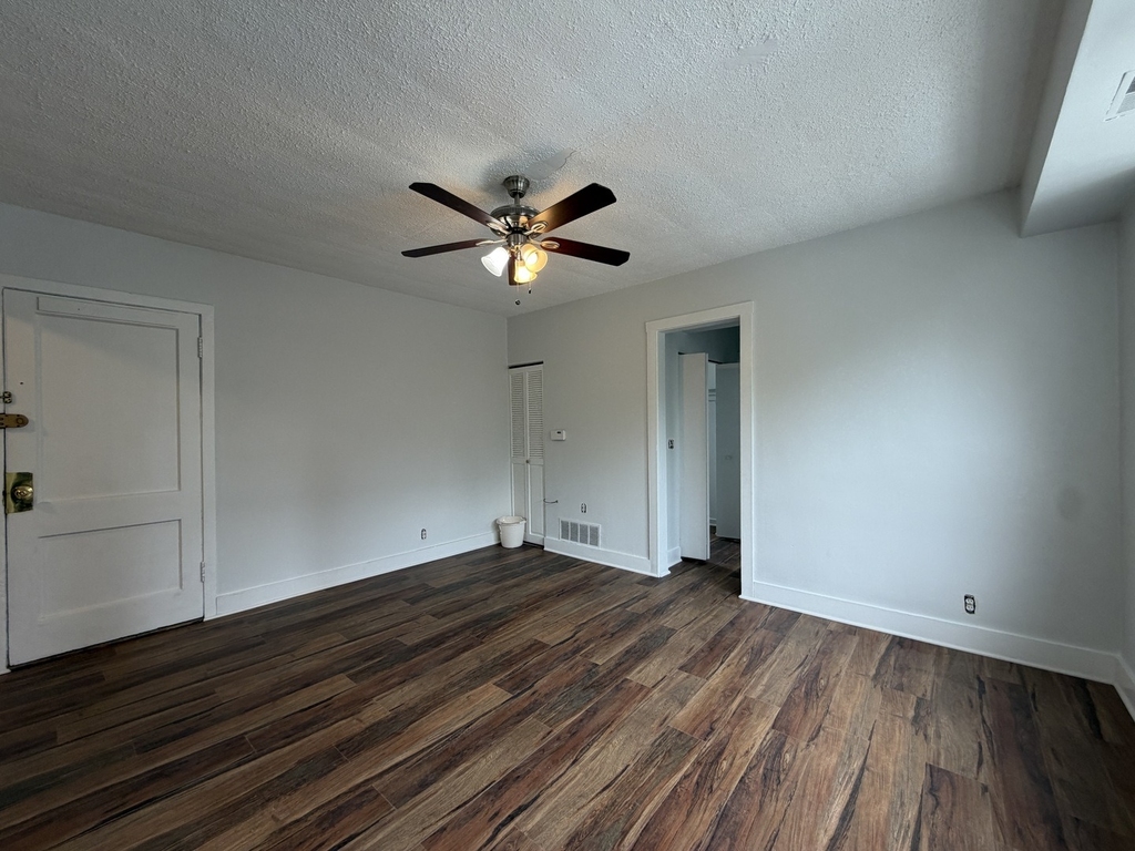 3727 N Pine Grove Avenue - Photo 3