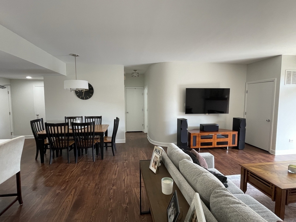 680 N Green Street - Photo 3