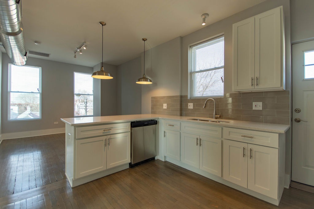 2117 W 18th Street - Photo 2