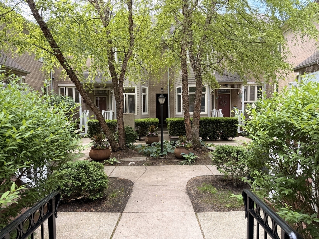 1241 W Fletcher Street - Photo 0