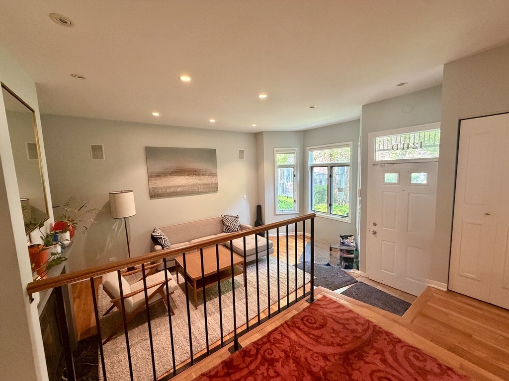 1241 W Fletcher Street - Photo 3