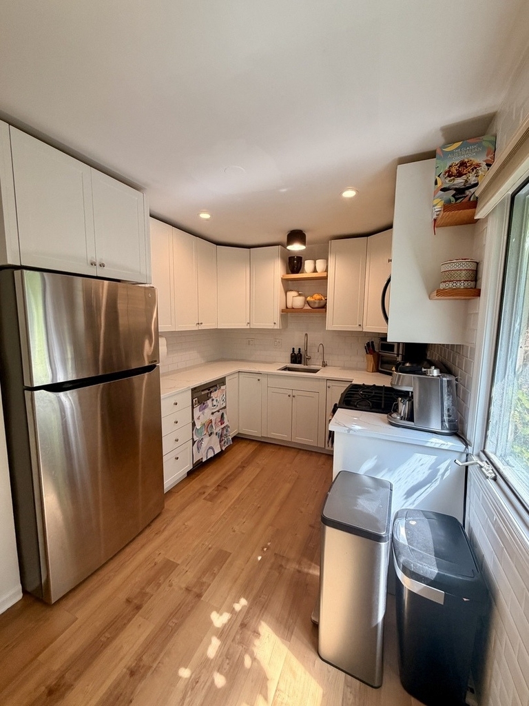 1241 W Fletcher Street - Photo 4