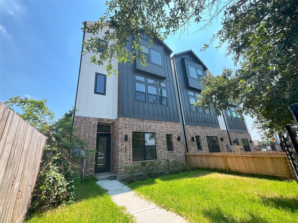 326 Eastwood Street - Photo 0