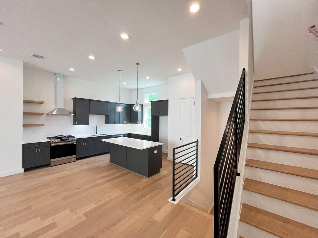 326 Eastwood Street - Photo 2