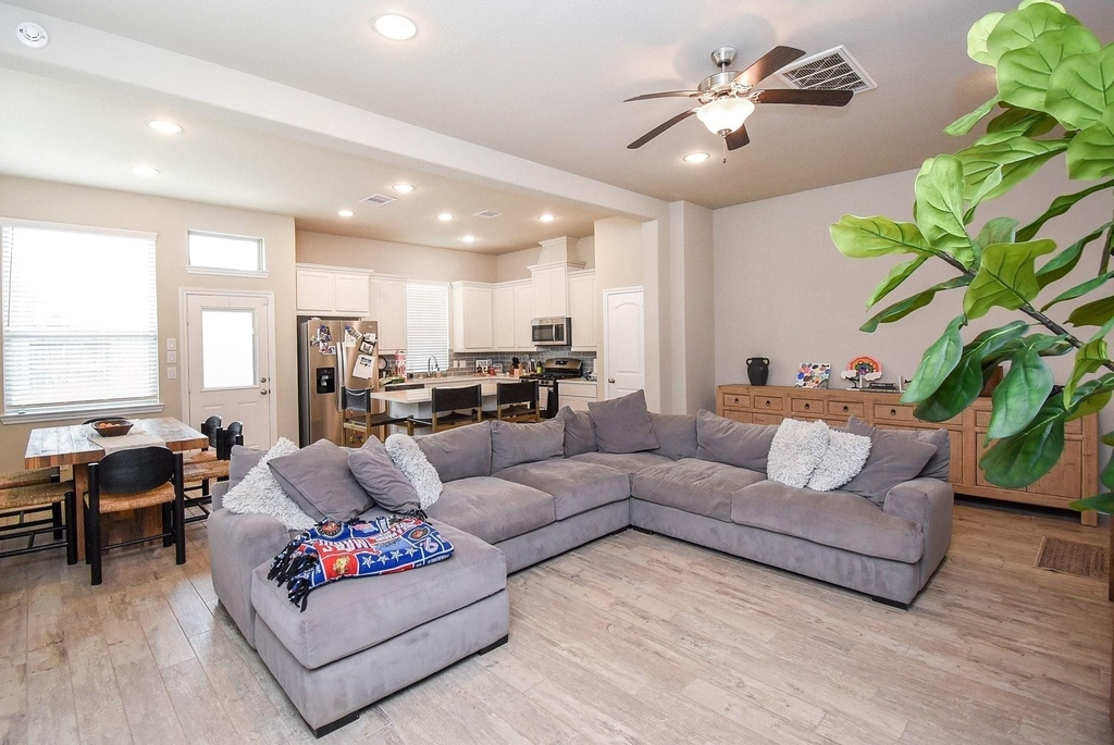 8726 Laurel Crest Drive - Photo 2