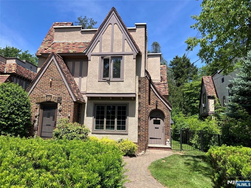 162 Washington - Photo 1