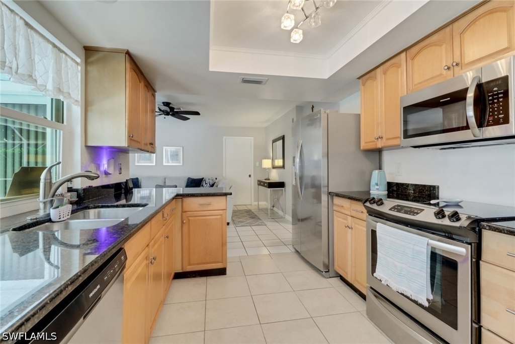 4556 Lakewood Boulevard - Photo 6