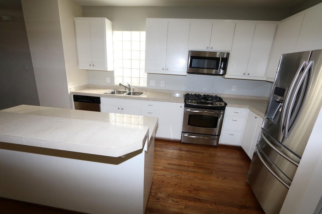 1046 W 25th Street - Photo 9