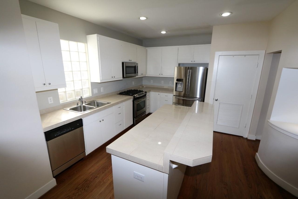 1046 W 25th Street - Photo 10