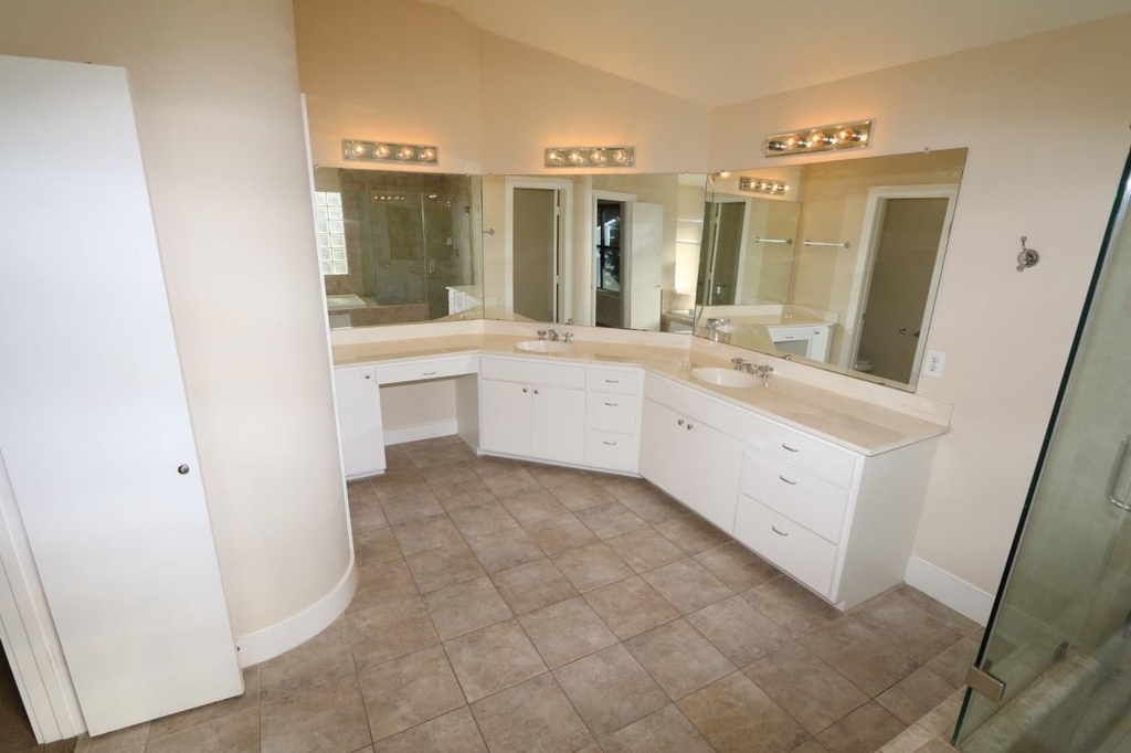 1046 W 25th Street - Photo 17