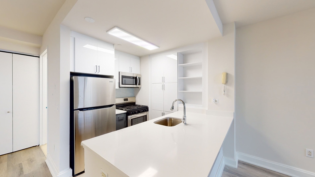 10 Hanover Square - Photo 1
