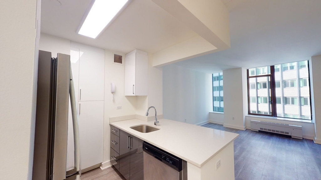 10 Hanover Square - Photo 1