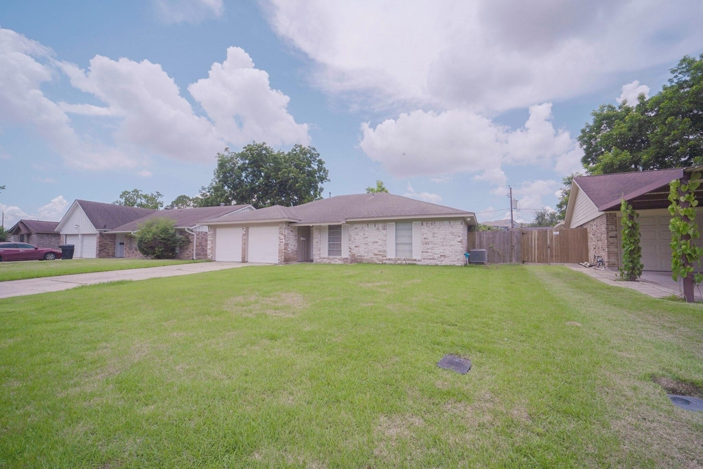 9811 Mango Street - Photo 2