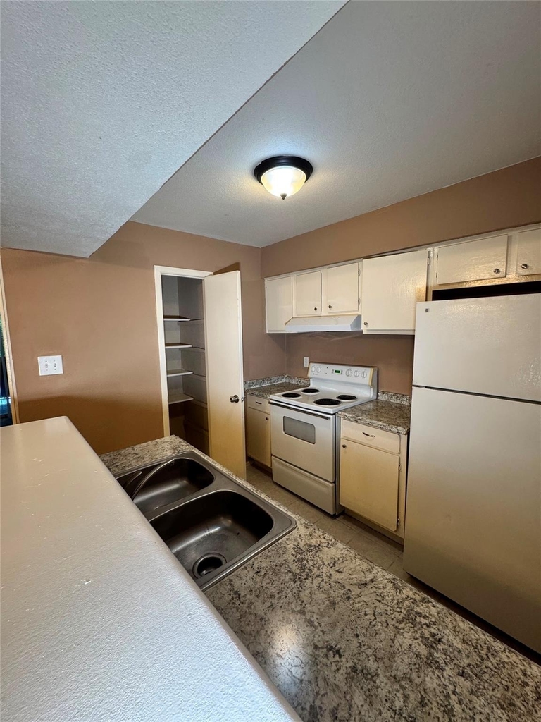 8201 Richmond - Photo 3