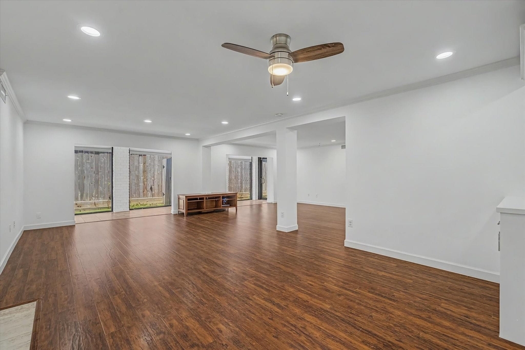 7575 Katy Freeway - Photo 19