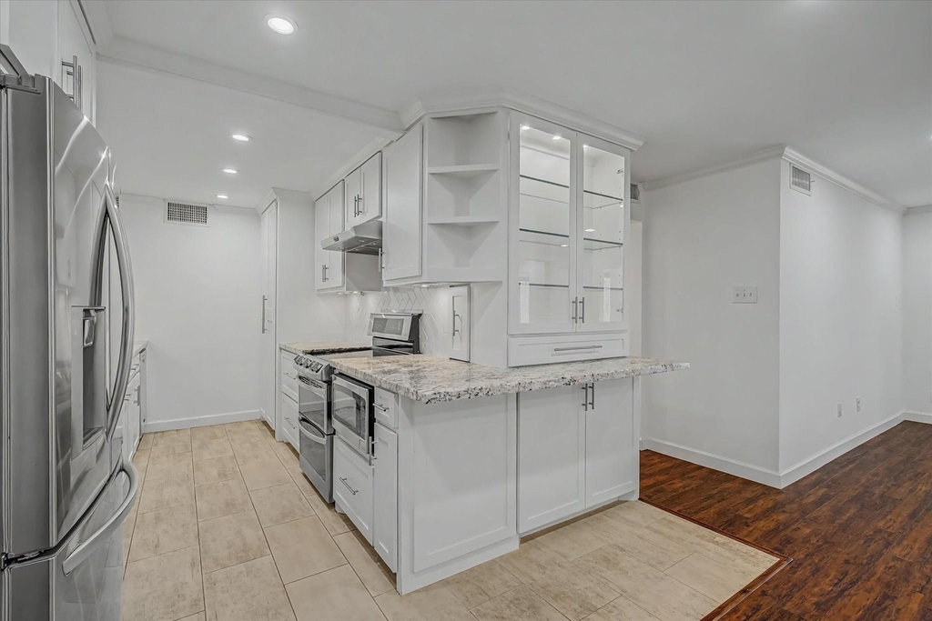 7575 Katy Freeway - Photo 23