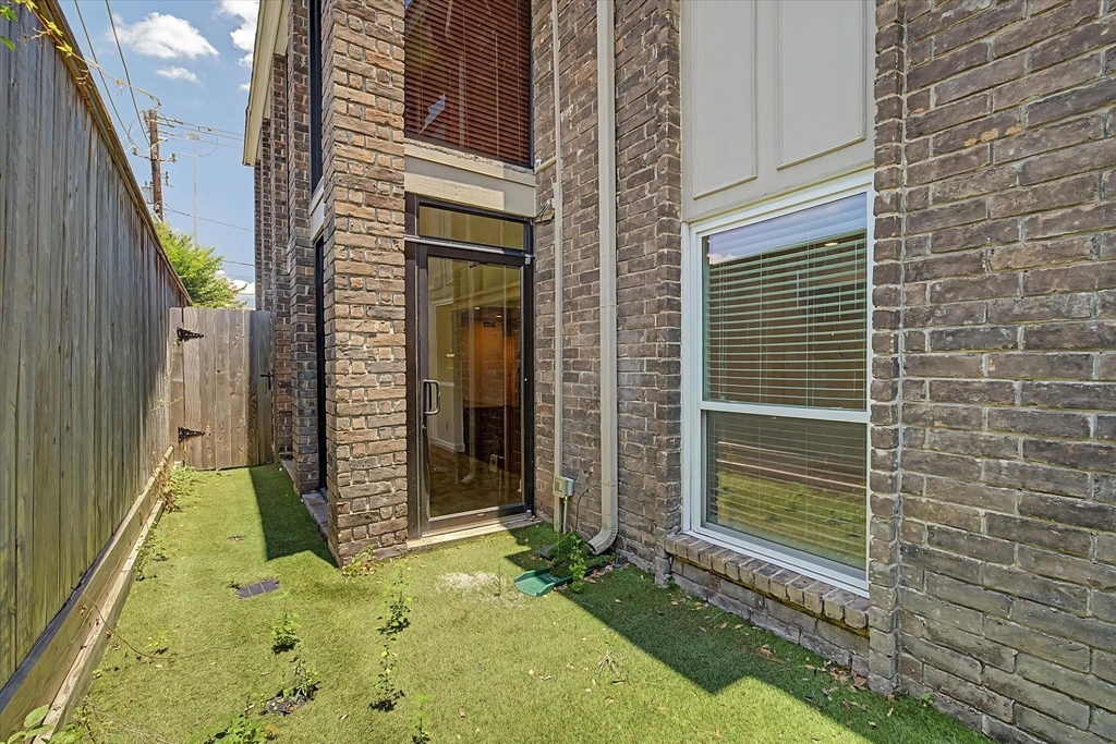 7575 Katy Freeway - Photo 29
