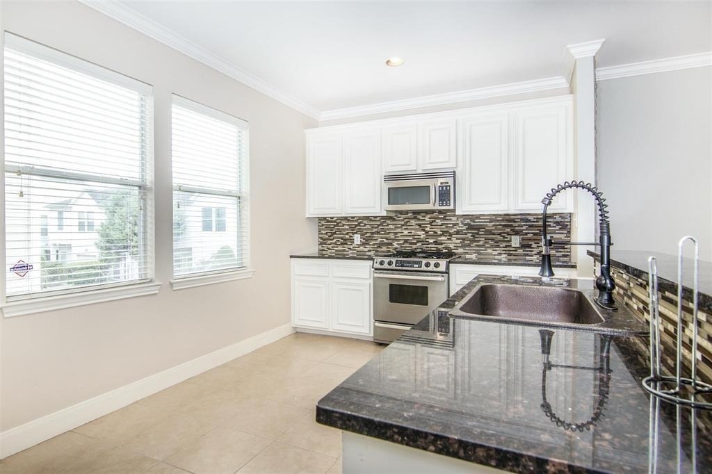 1720 Elgin Street - Photo 5