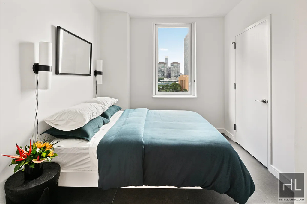 1st Avenue - Photo 3