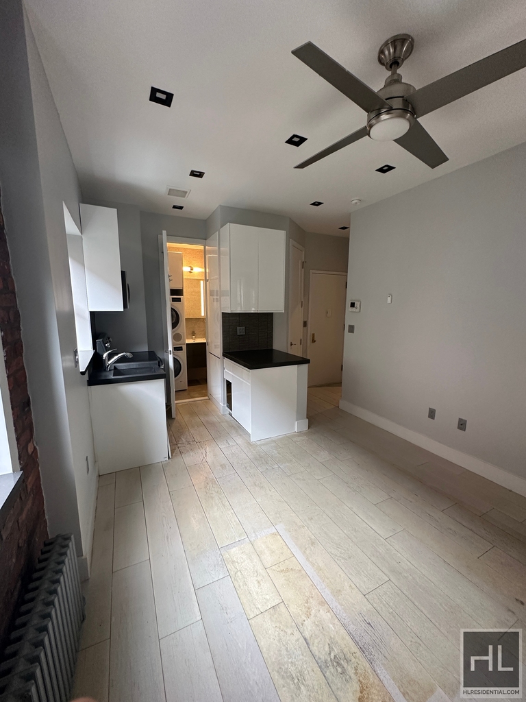 W 52nd St. - Photo 4