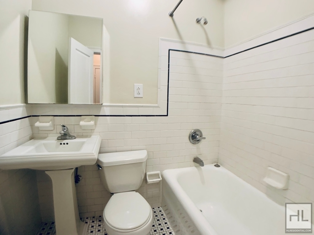 Second Avenue - Photo 3