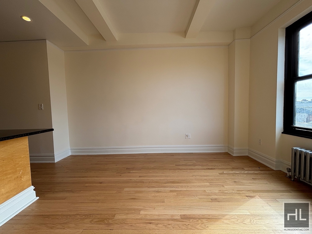 Second Avenue - Photo 2