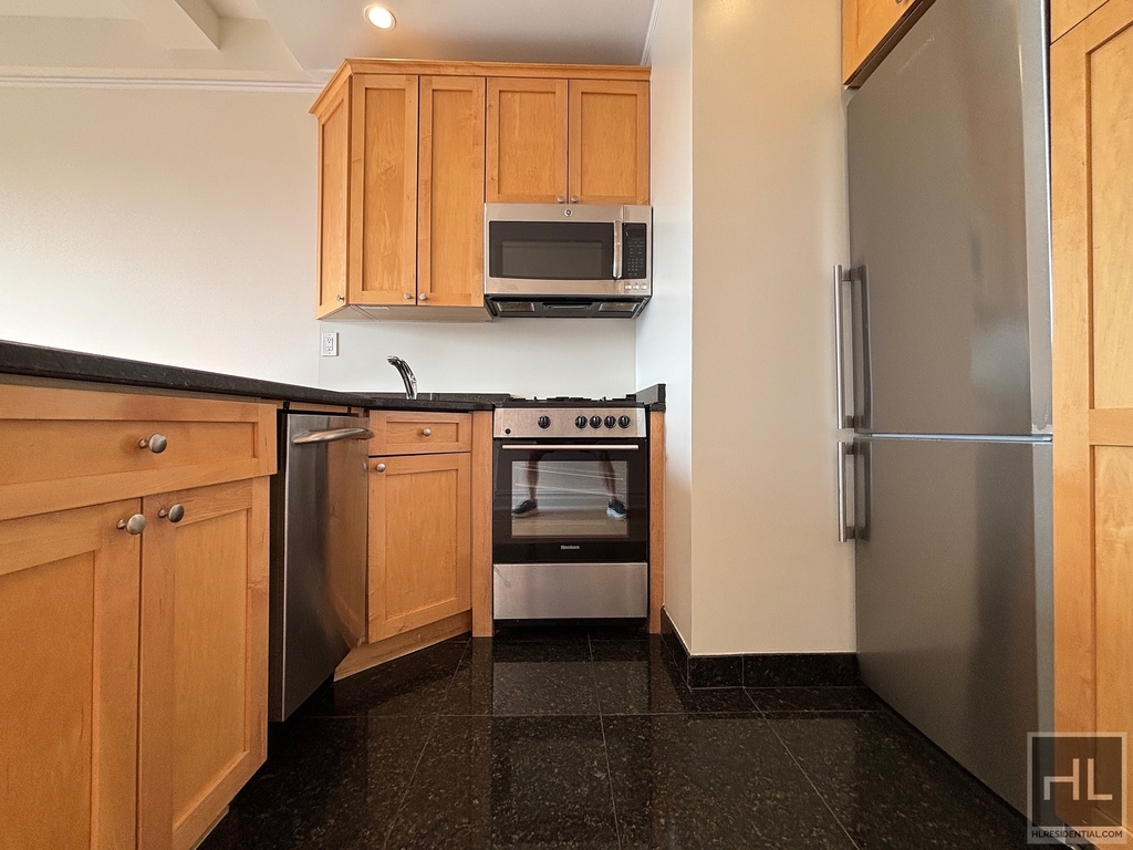 Second Avenue - Photo 3