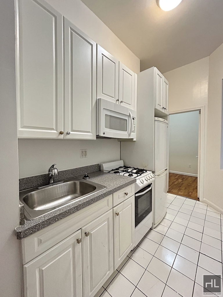 2 Avenue - Photo 1