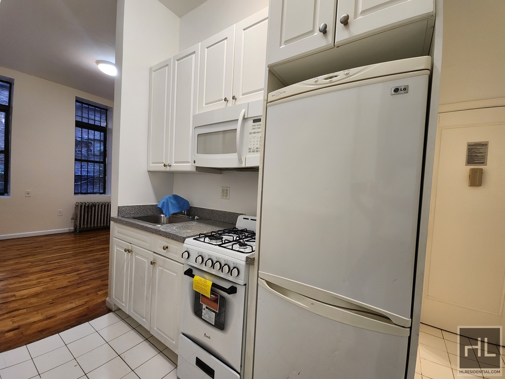 2 Avenue - Photo 3