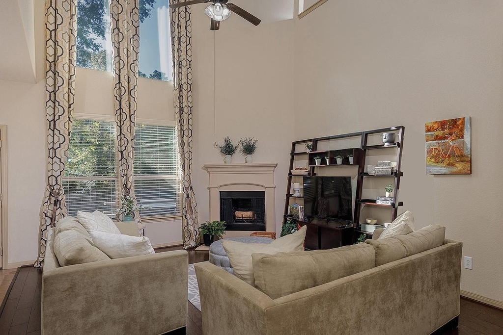 222 Hawkhurst - Photo 2