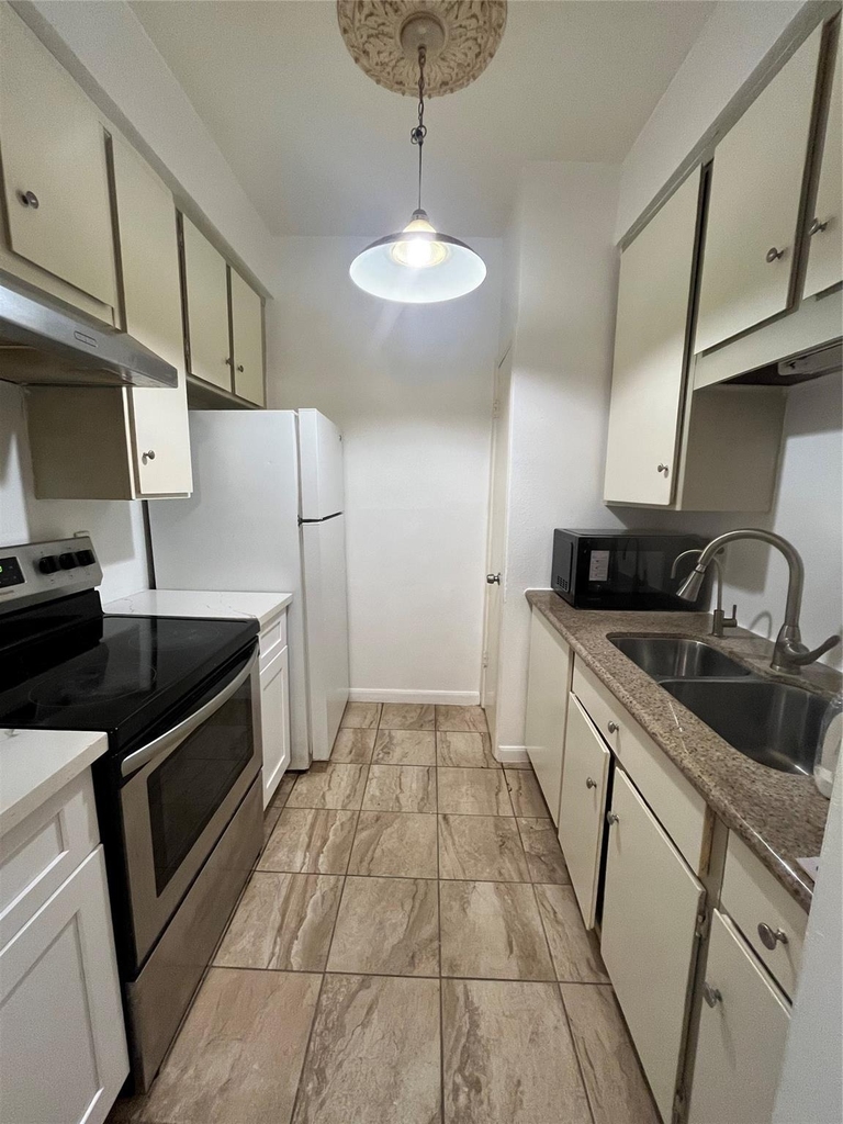 10047 Westpark Drive - Photo 3
