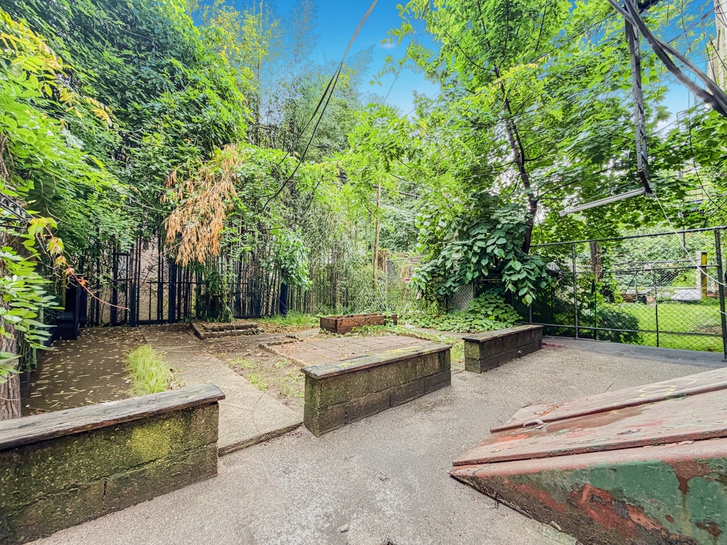 864 Hart Street - Photo 0
