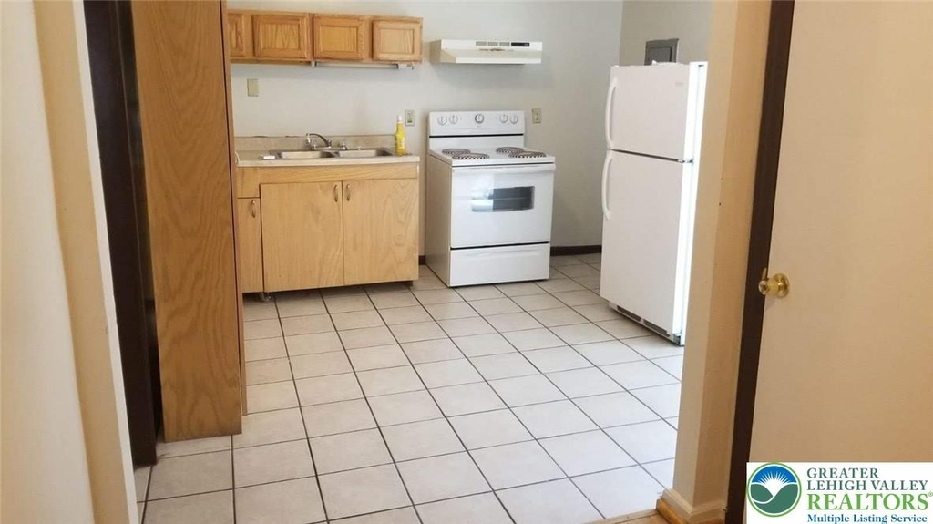 738 E 4th Street - Photo 5