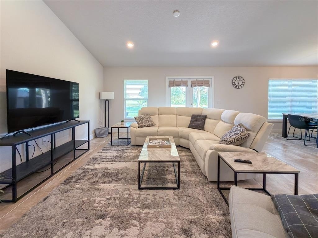 249 Rotonda Boulevard W - Photo 2