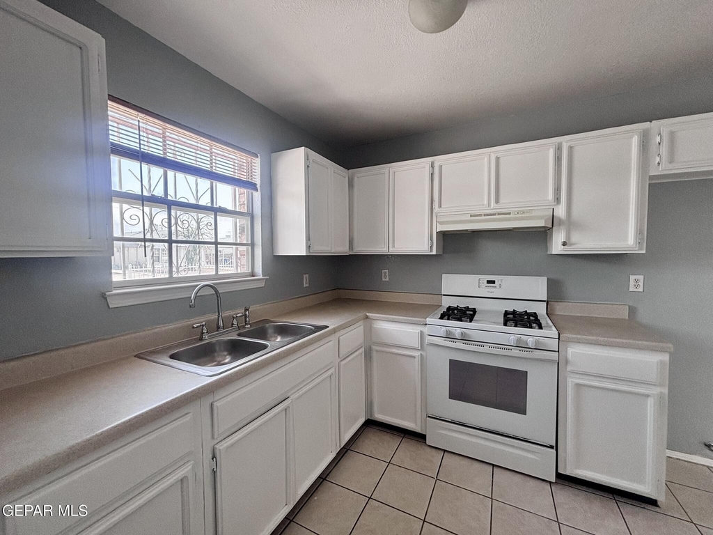 11924 Kings Guard Drive - Photo 0