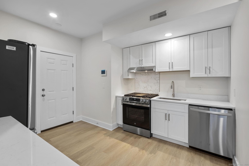 1546 Chapel Street - Photo 2