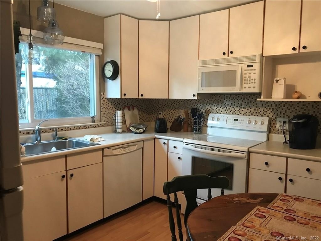 1223 Stratfield Road - Photo 3
