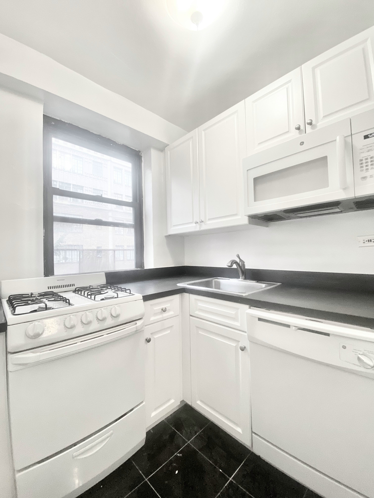 East 44th Street - Photo 7