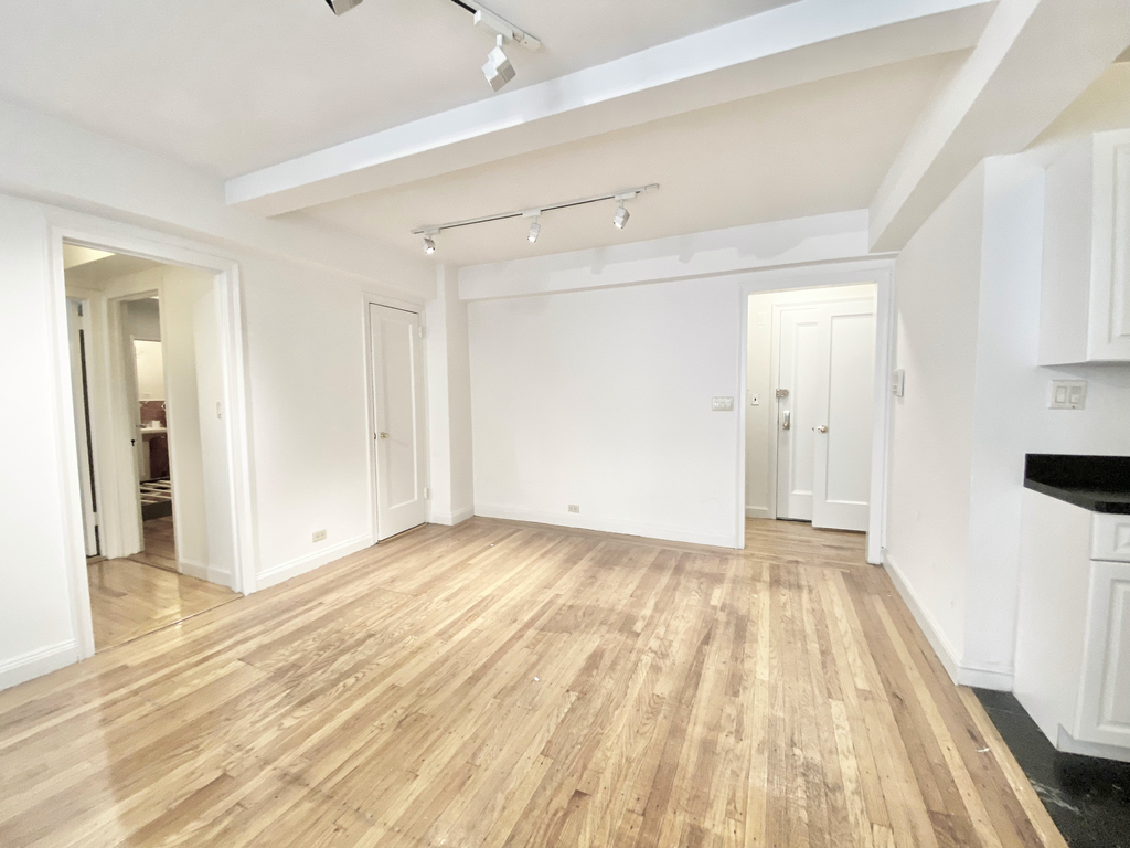 East 44th Street - Photo 5