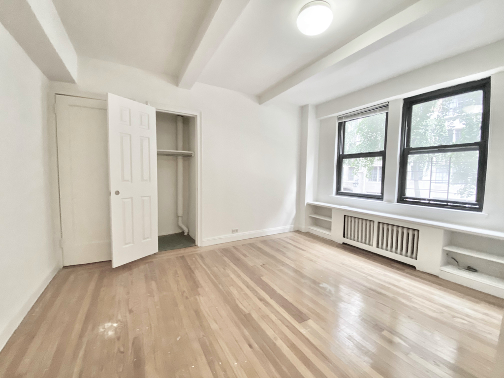 East 44th Street - Photo 15