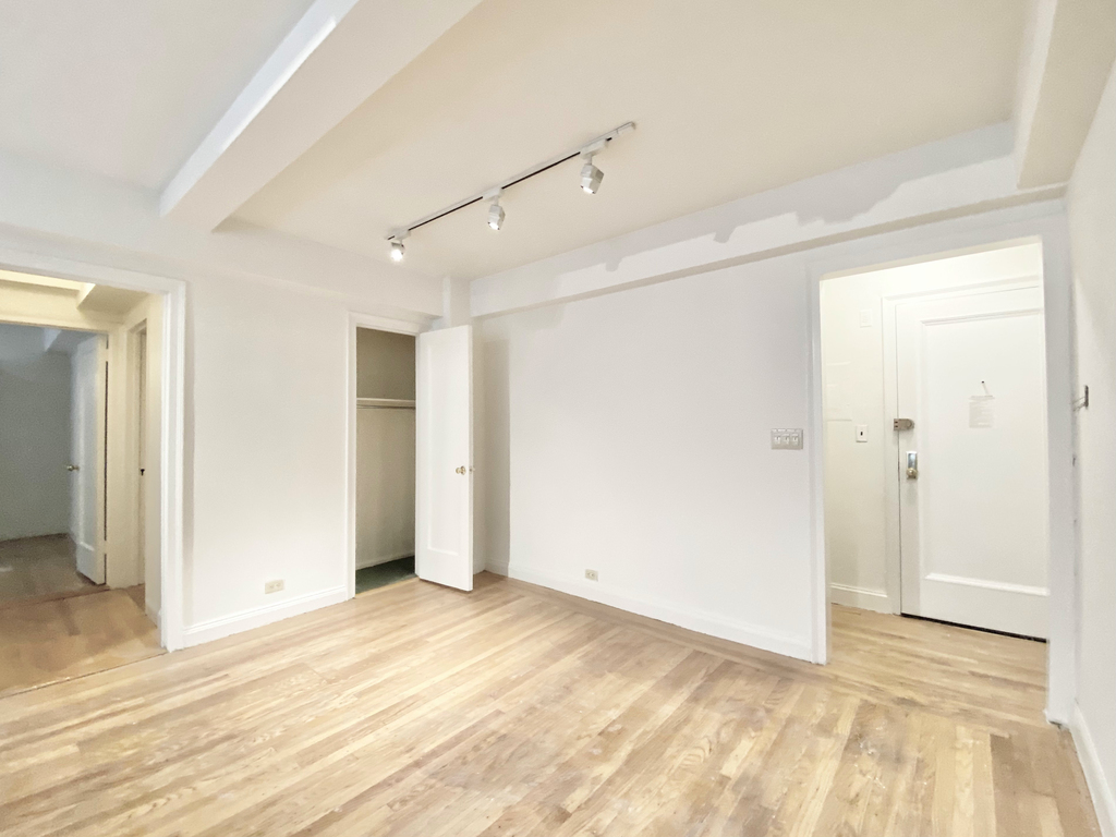 East 44th Street - Photo 17