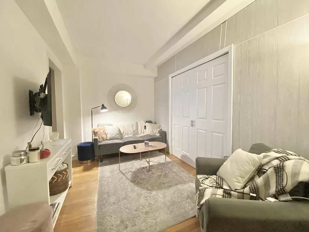 East 44th Street - Photo 2