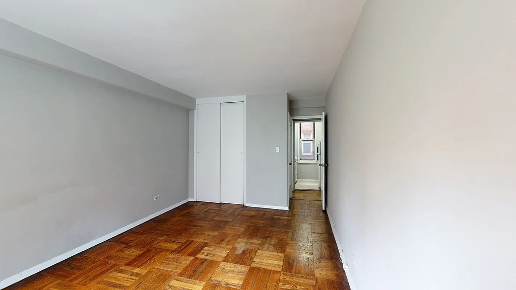 East 58th Street - Photo 4