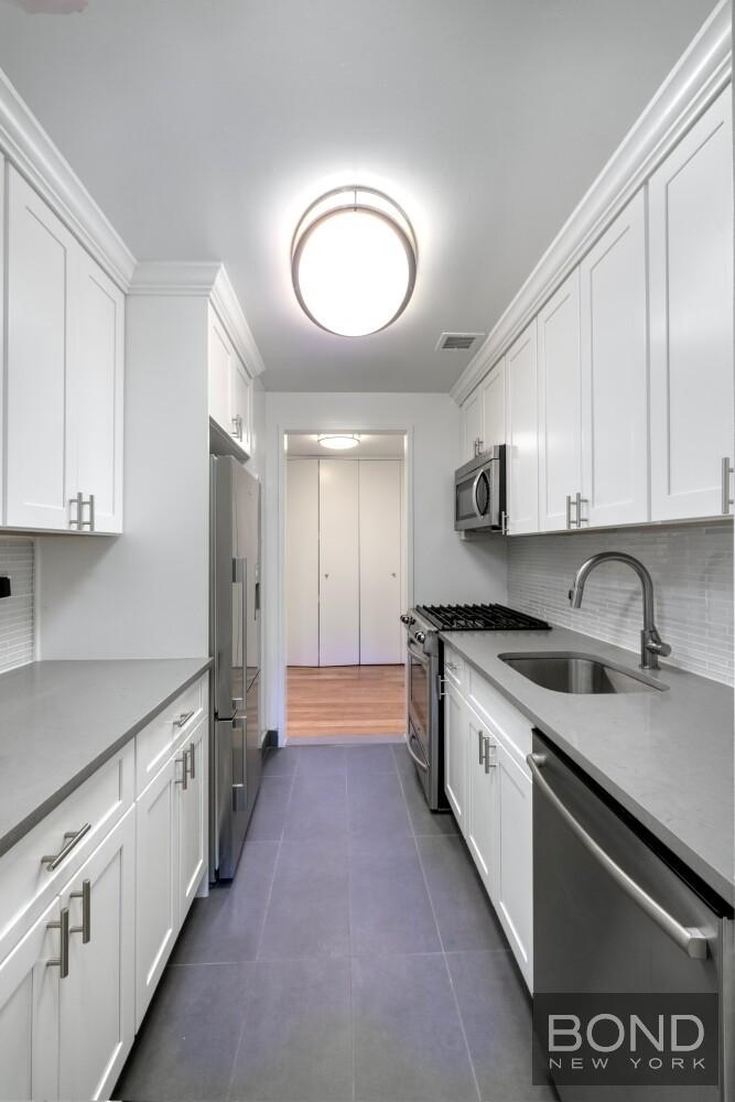 West 55th Street - Photo 6