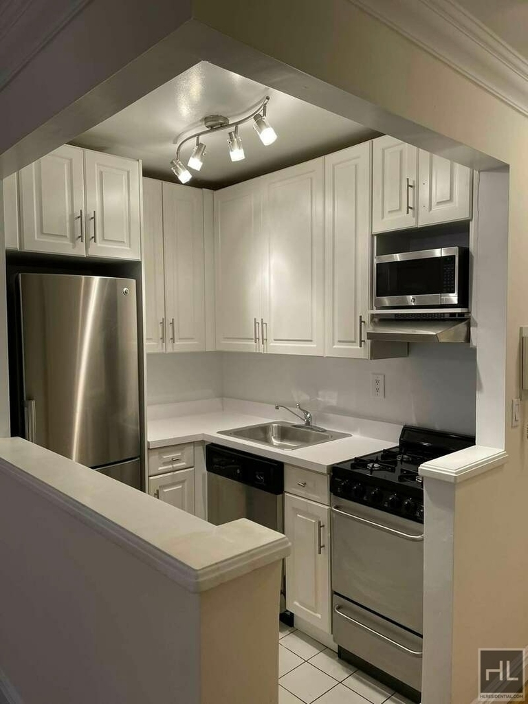 East 80 Street - Photo 5